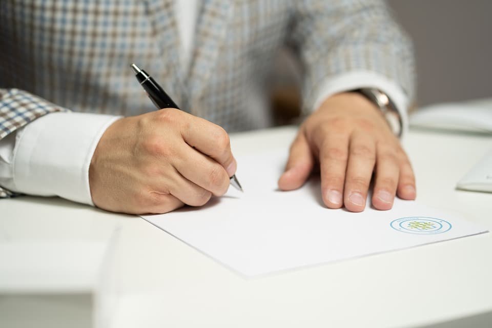 Jak wnieść skuteczną reklamację do banku w przypadku oszustwa? Oszustwo bankowe [2023]